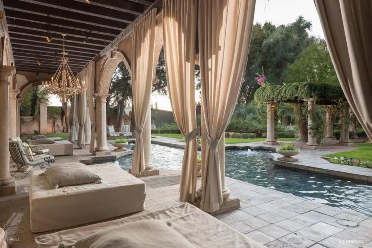 Frankie Muniz and Tori Spelling are both on the move