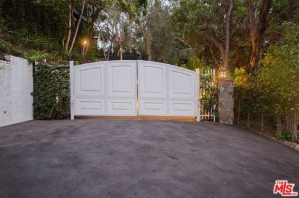 Kate Upton and her fiancé just bought this secluded canyon house