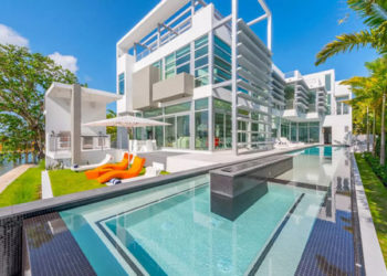 Kylie Jenner and Kate Upton are among celebs buying and renting real estate this week.
