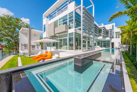 Kylie Jenner and Kate Upton are among celebs buying and renting real estate this week.