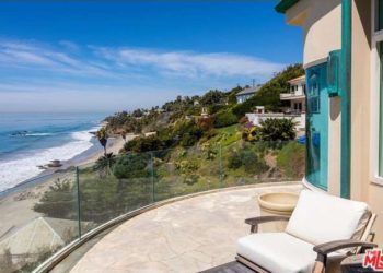 Neil Diamond has bought a home in Malibu