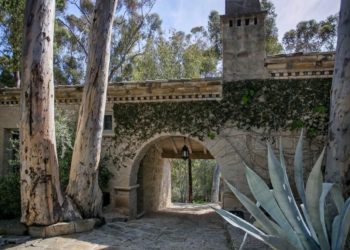 Ellen DeGeneres and Portia de Rossi are selling this Tuscan-style home