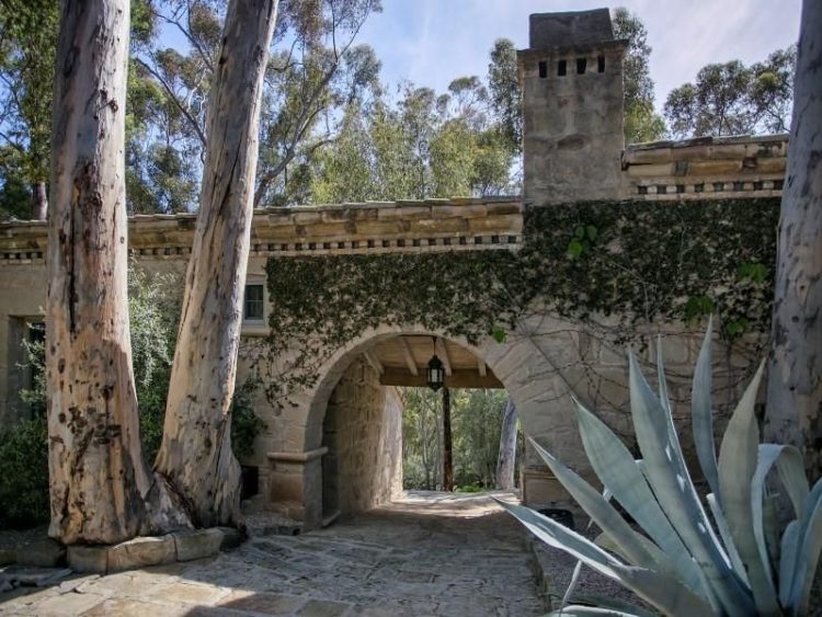 Ellen DeGeneres and Portia de Rossi are selling this Tuscan-style home