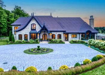 Living Lavish in Toronto Luxury Listings, image of 6547 Wellington County Road 34 viewing the circular driveway and home.