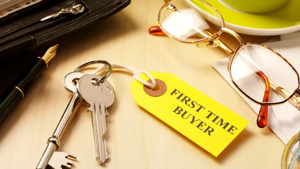 A set of keys with a "first time buyer" tag attached to them.