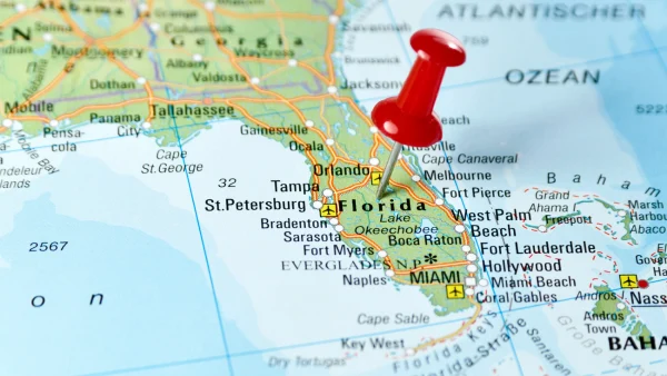 A red pin in a map of Florida
