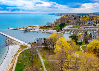 A photo of aerial lakeside park and Lake Ontario in Oakville.