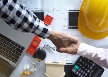 A builder and a homeowner shaking hands.