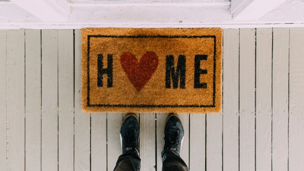 Floor mat that says Home.
