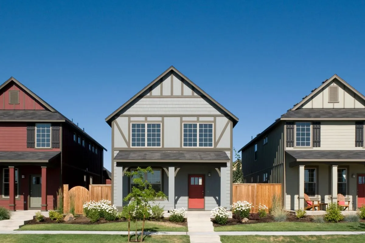 Three single family homes in a neighbourhood