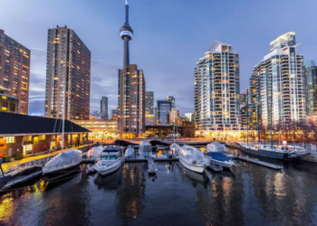 Boats on Toronto city harbour