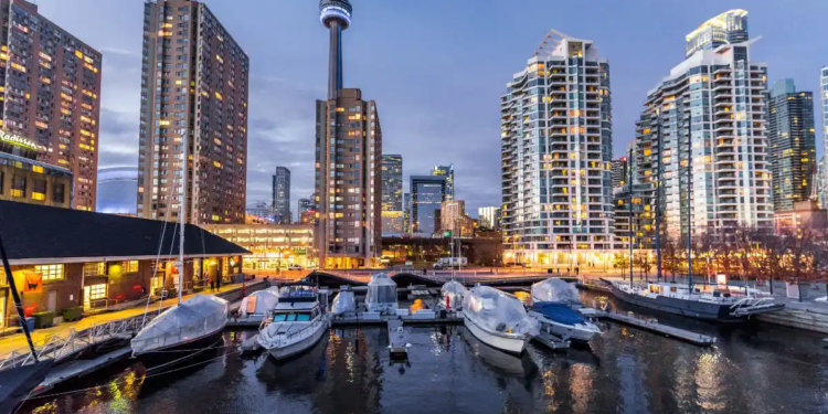 Boats on Toronto city harbour