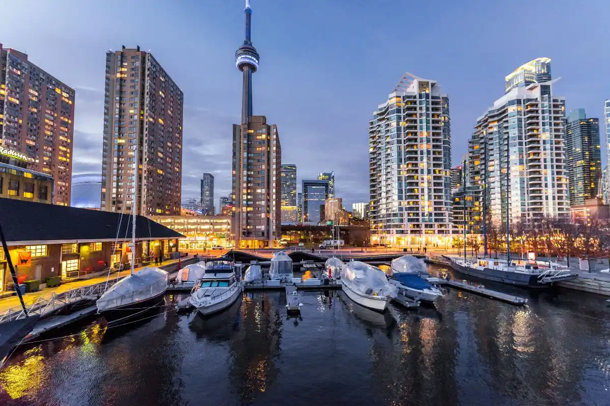 Boats on Toronto city harbour