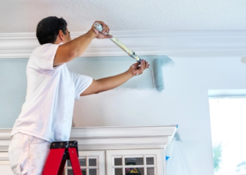 A man painting home.