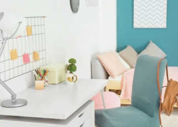 A picture of a desk in a teenager's bedroom