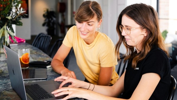 agents comparing prices