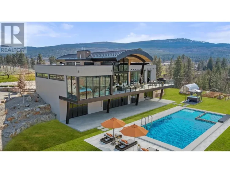 A spacious house featuring a pool, surrounded by mountain views.