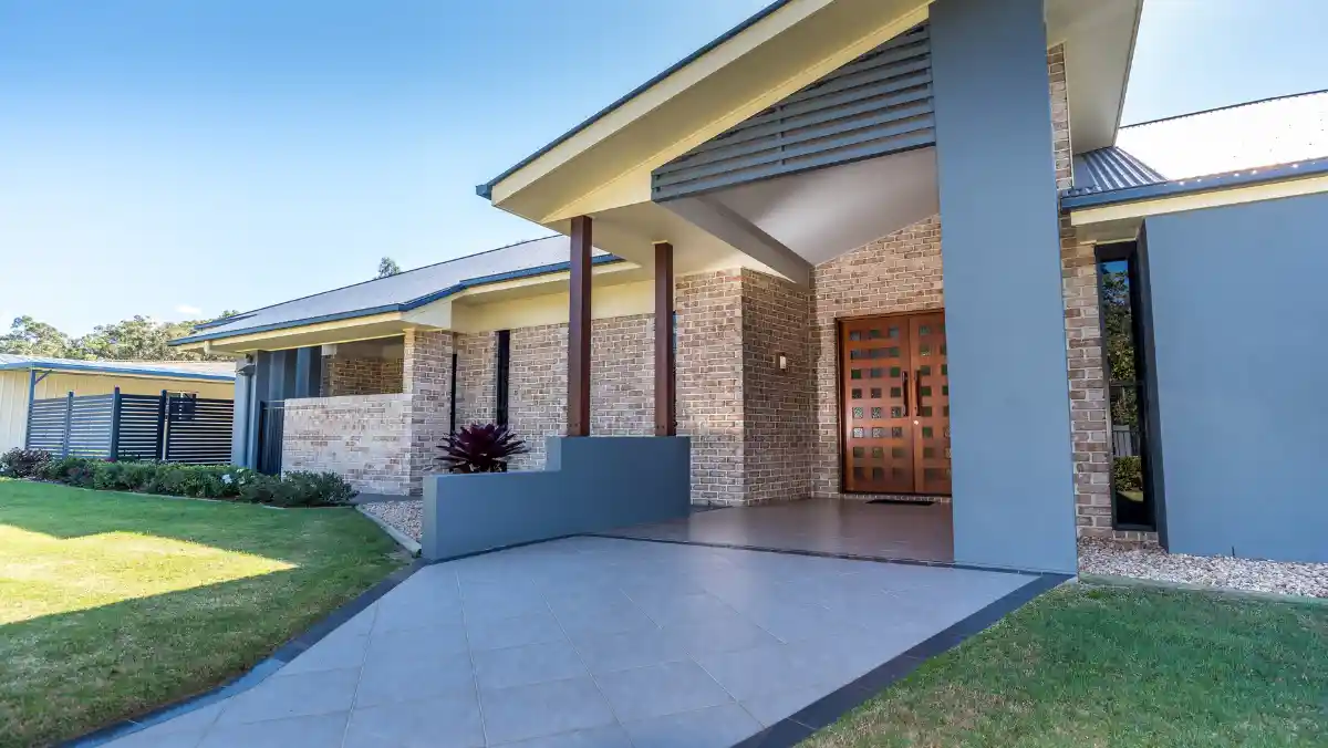 A modern home featuring a spacious front yard and a large driveway.
